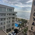 Bral 8 Two-bedroom Beachfront شقة *